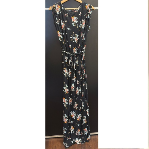 Dorothy Perkins Dresses & Skirts - Dorothy Perkins Black Floral Maxi Dress